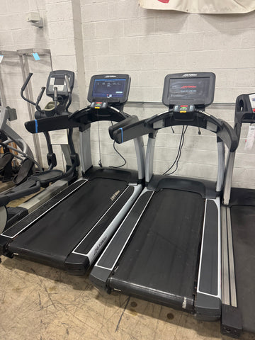Life Fitness Discover SE 95T Elevation Treadmill-Used