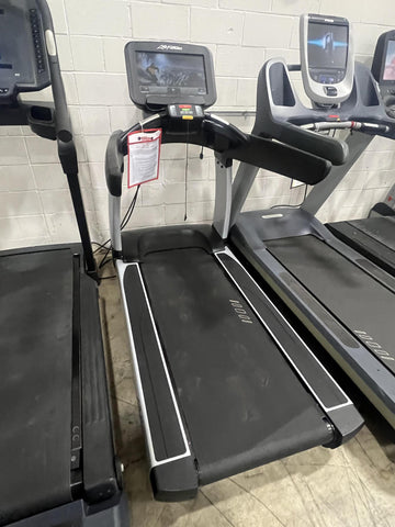Life Fitness Discover SE 95T Elevation Treadmill-USED