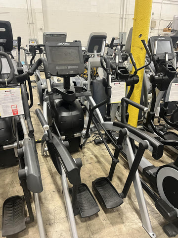 Life Fitness Discover SE3 HD Arc Trainer with ST Console (Used)